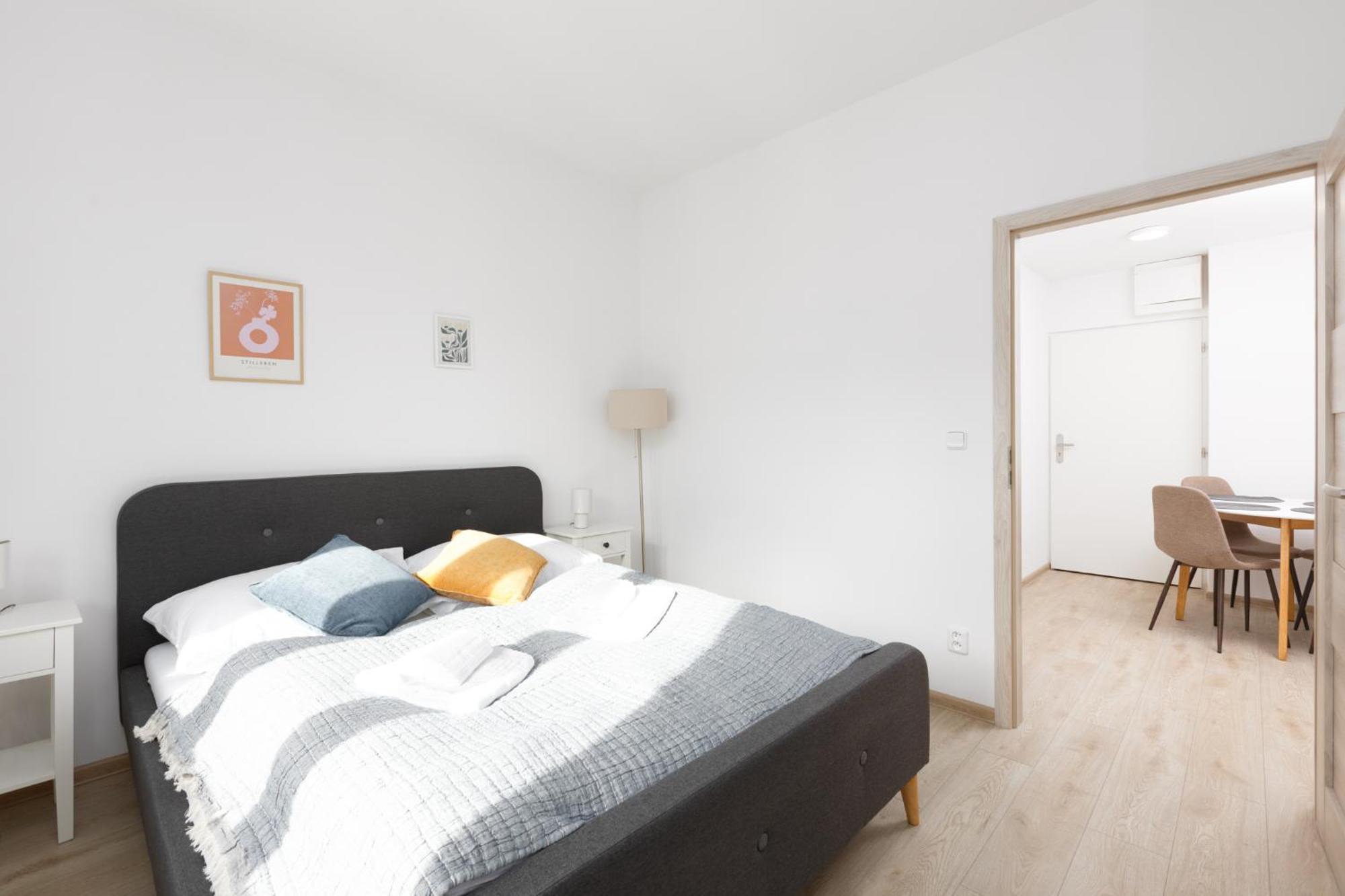 2 Bedroom With A Terrace Near The Metro * Praga